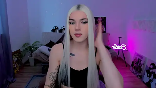 Snapshot of YourTrixie chatting on February 10, 5:44 am YourTrixie online show from February 10, 5:44 am