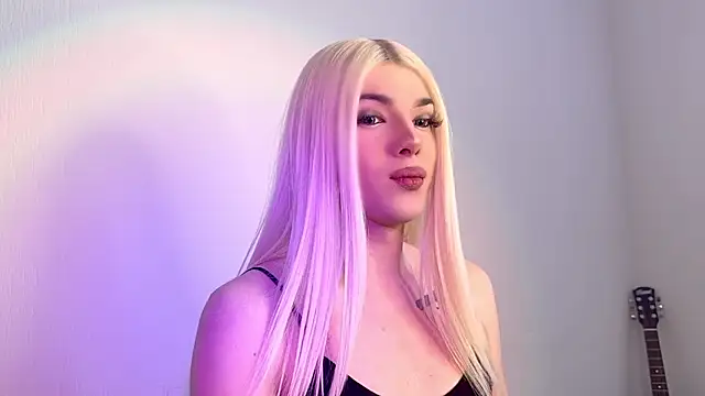 Snapshot of YourTrixie chatting on March 29, 7:19 am YourTrixie online show from March 29, 7:19 am