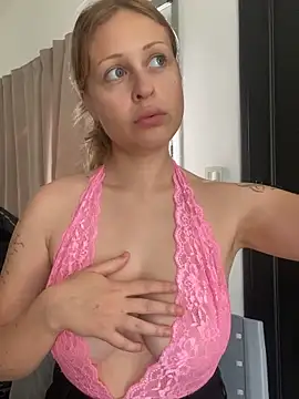 Snapshot of DababyMartina chatting on October 17, 11:46 am DababyMartina online show from October 17, 11:46 am