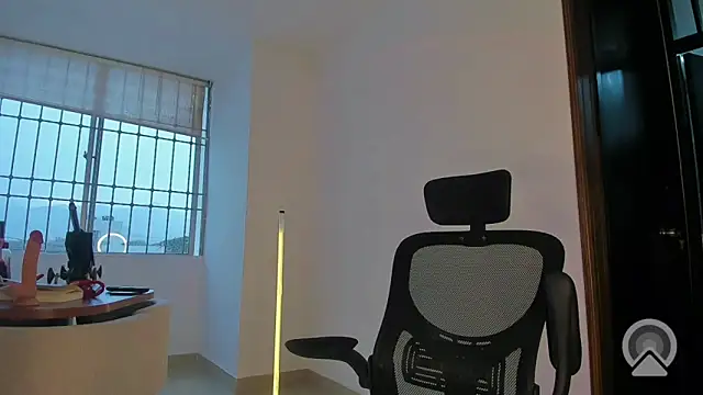 Amberdecolombia online show from April 5, 9:01 pm