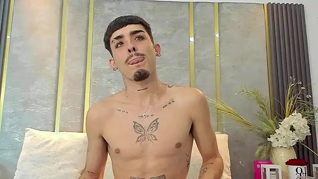 Snapshot of NikoStone_ chatting on December 3, 4:31 am NikoStone online show from December 3, 4:31 am