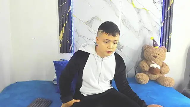 Snapshot of christopher_Hot chatting on June 6, 2:38 am christopher Hot online show from June 6, 2:38 am