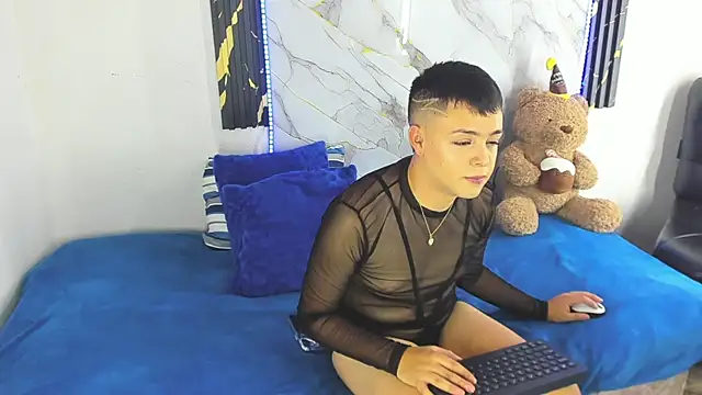 Snapshot of christopher_Hot chatting on June 6, 8:57 pm christopher Hot online show from June 6, 8:57 pm