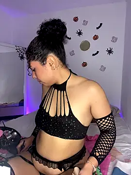 Snapshot of ViolettaMiller_ chatting on October 31, 1:12 pm ViolettaMiller online show from October 31, 1:12 pm