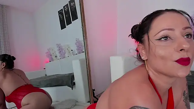 Snapshot of HoneyKissy chatting on October 31, 4:02 am HoneyKissy online show from October 31, 4:02 am