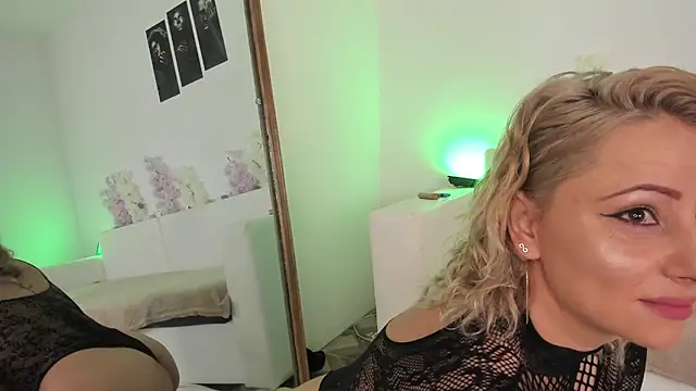 Snapshot of HoneyKissy chatting on December 1, 4:06 am HoneyKissy online show from December 1, 4:06 am