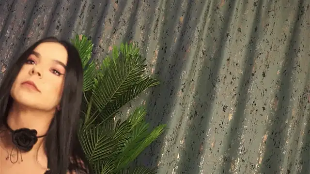 Snapshot of DeniseBlu chatting on October 4, 4:43 am DeniseBlu online show from October 4, 4:43 am