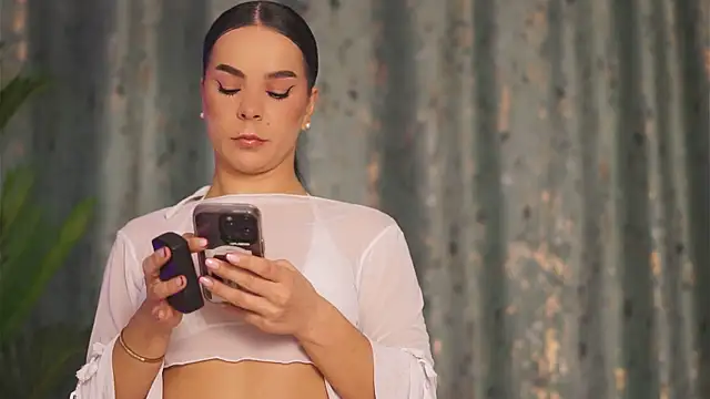 Snapshot of DeniseBlu chatting on October 10, 4:44 am DeniseBlu online show from October 10, 4:44 am