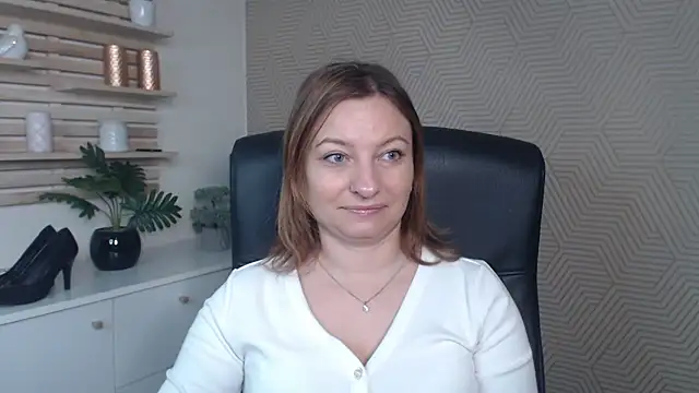 Snapshot of angelaSamt chatting on December 2, 6:41 am angelaSamt online show from December 2, 6:41 am