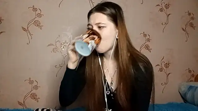 Snapshot of Sophiecuttie chatting on October 4, 7:01 pm Sophiecuttie online show from October 4, 7:01 pm