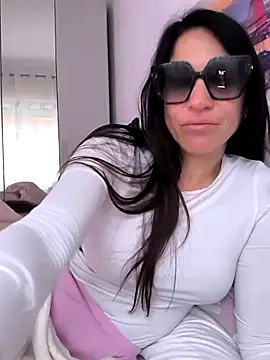 Snapshot of sexy7883 chatting on February 18, 6:59 am sexy7883 online show from February 18, 6:59 am