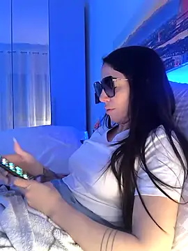 Snapshot of sexy7883 chatting on February 21, 5:35 am sexy7883 online show from February 21, 5:35 am