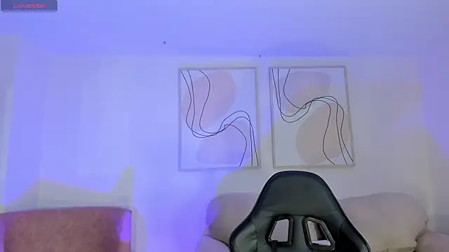 MayaMoretti  online show from April 22, 8:10 pm