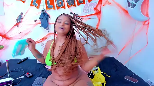 Snapshot of Hill_Brownie chatting on October 30, 1:01 pm Hill Brownie online show from October 30, 1:01 pm