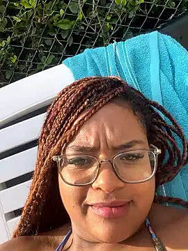 Snapshot of Hill_Brownie chatting on December 14, 1:27 pm Hill Brownie online show from December 14, 1:27 pm