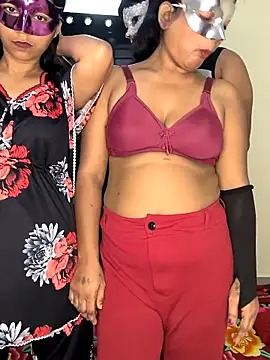 Snapshot of Family02 chatting on October 21, 7:42 am Family02 online show from October 21, 7:42 am