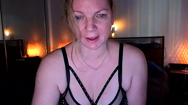 aussiepeaches online show from April 15, 2:18 am
