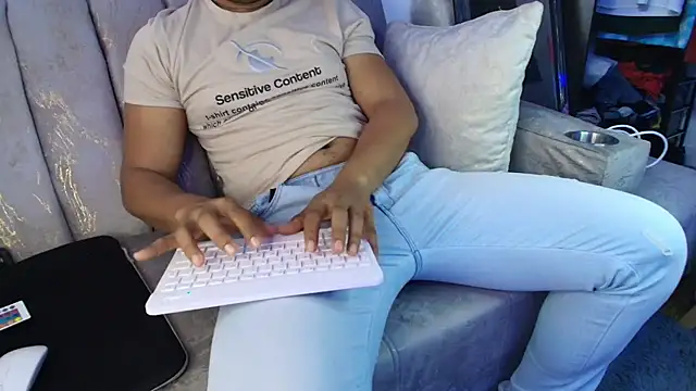 Snapshot of Misterjhons2 chatting on September 12, 3:45 pm Misterjhons2 online show from September 12, 3:45 pm