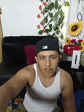 Snapshot of Misterjhons2 chatting on October 17, 12:36 am Misterjhons2 online show from October 17, 12:36 am