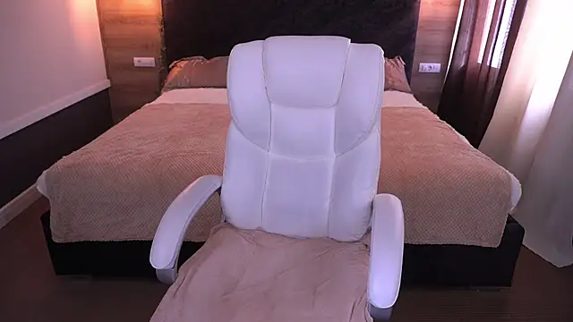 Snapshot of LioraFox chatting on September 13, 6:57 am LioraFox online show from September 13, 6:57 am