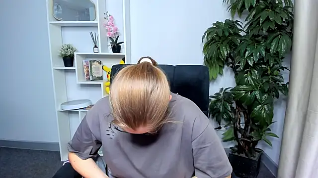 DanielleCox online show from October 23, 7:40 am