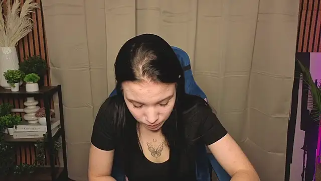 Snapshot of LauraHale chatting on November 7, 12:05 pm LauraHale online show from November 7, 12:05 pm