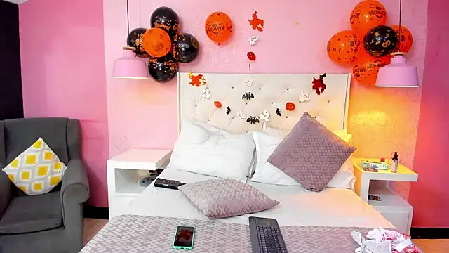 SkylerBloomm online show from October 23, 2:44 am