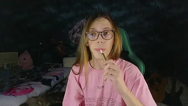 Snapshot of artass2 chatting on October 2, 9:33 pm artass2 online show from October 2, 9:33 pm