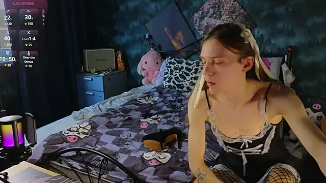 Snapshot of artass2 chatting on October 15, 11:32 am artass2 online show from October 15, 11:32 am