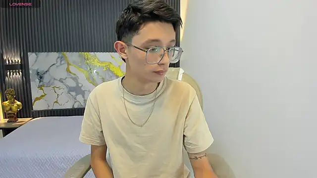 SantiagoRusso18 online show from September 14, 1:10 pm