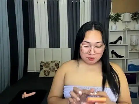 TsUncutKaren online show from February 21, 4:52 pm