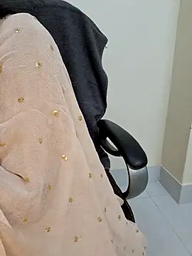 Snapshot of ariya-03 chatting on November 3, 4:47 am ariya-03 online show from November 3, 4:47 am