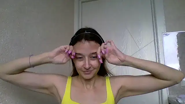 Snapshot of Avenique chatting on October 13, 12:16 pm Avenique online show from October 13, 12:16 pm