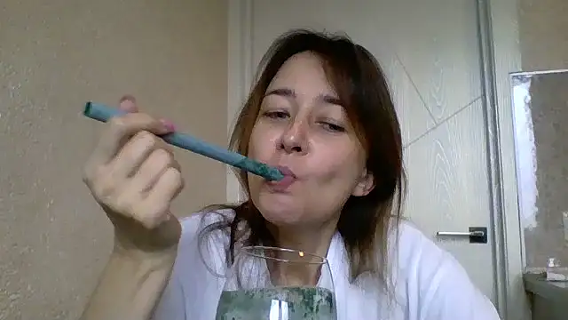 Snapshot of Avenique chatting on October 17, 9:56 am Avenique online show from October 17, 9:56 am