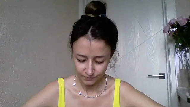 Snapshot of Avenique chatting on October 22, 10:48 am Avenique online show from October 22, 10:48 am