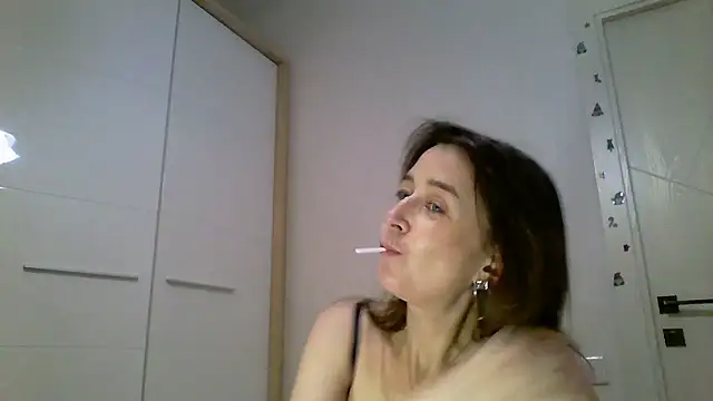 Snapshot of Avenique chatting on October 23, 8:29 pm Avenique online show from October 23, 8:29 pm