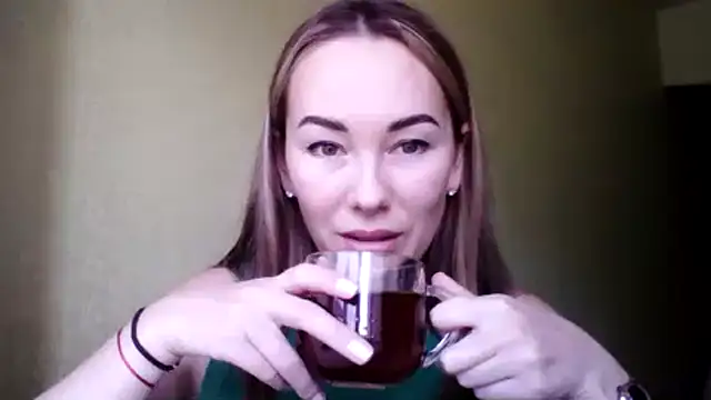 Snapshot of Sovaee chatting on October 28, 7:45 am Sovaee online show from October 28, 7:45 am