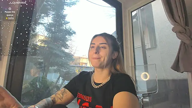 Ella Vee online show from December 19, 6:31 am