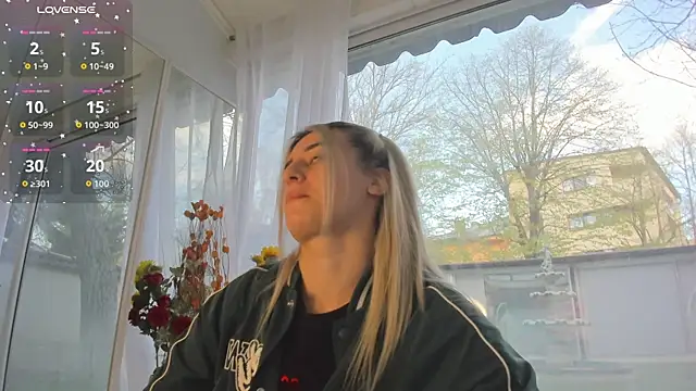 Ella Vee online show from April 8, 5:29 am