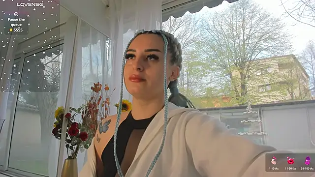 Ella Vee online show from April 10, 4:39 am