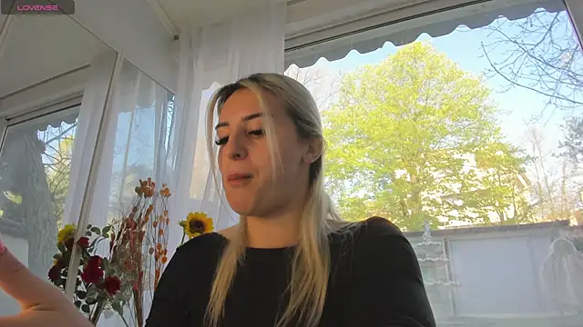 Ella Vee online show from April 16, 5:30 am