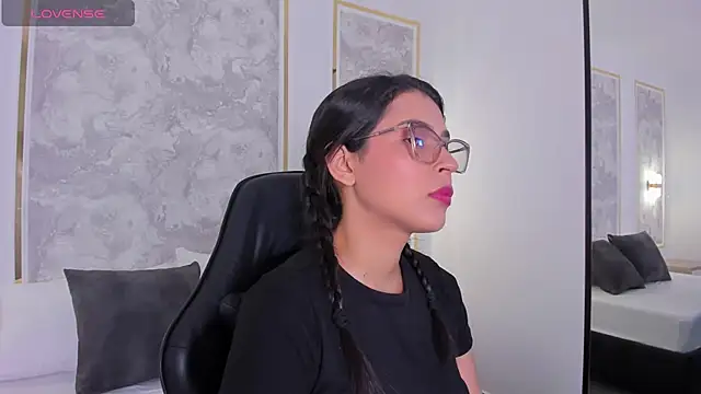 desireee  online show from December 22, 5:32 pm