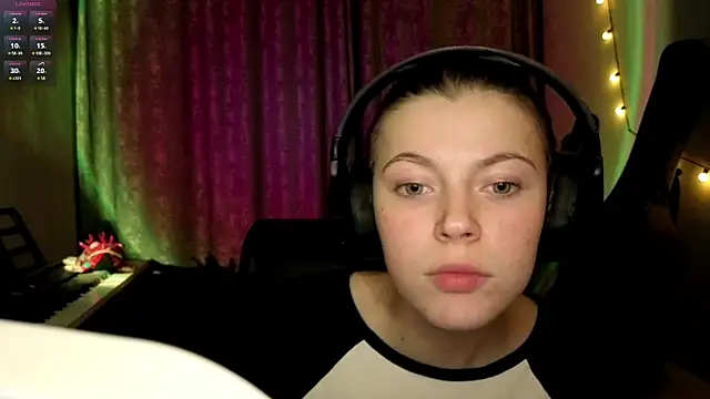 CutieAnny online show from March 31, 8:09 pm