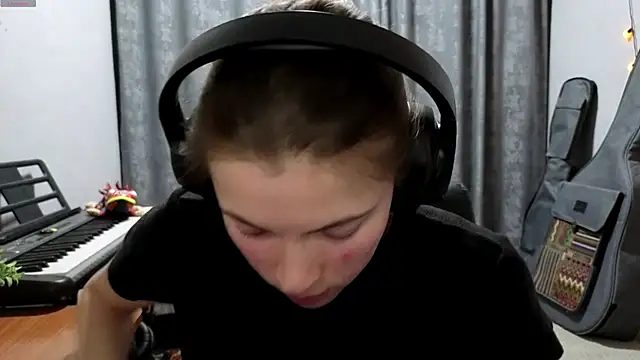 CutieAnny online show from April 14, 8:15 pm