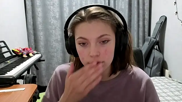 CutieAnny online show from April 24, 8:11 pm