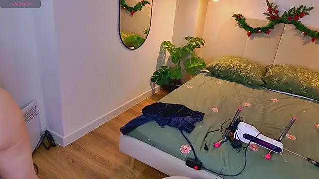 HoneyLace  online show from January 10, 1:35 pm