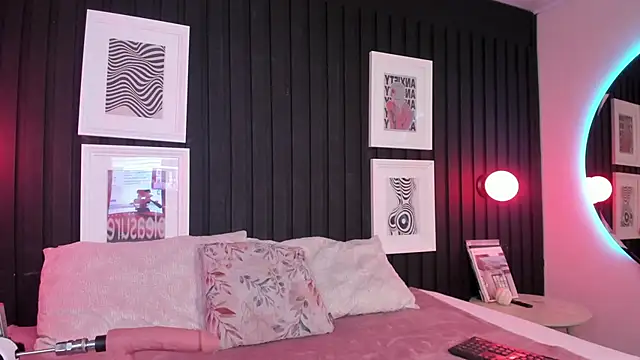 Manelyk evanss  online show from April 15, 6:04 pm