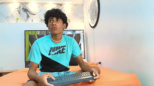 Snapshot of LONDON_BOYS1 chatting on October 15, 1:17 am LONDON BOYS1 online show from October 15, 1:17 am