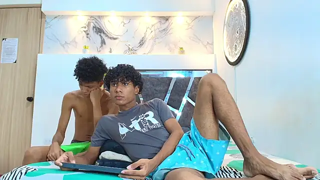 Snapshot of LONDON_BOYS1 chatting on October 22, 1:28 am LONDON BOYS1 online show from October 22, 1:28 am