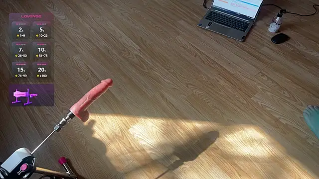 Snapshot of femboydani_x chatting on April 8, 2:17 pm femboydani x online show from April 8, 2:17 pm